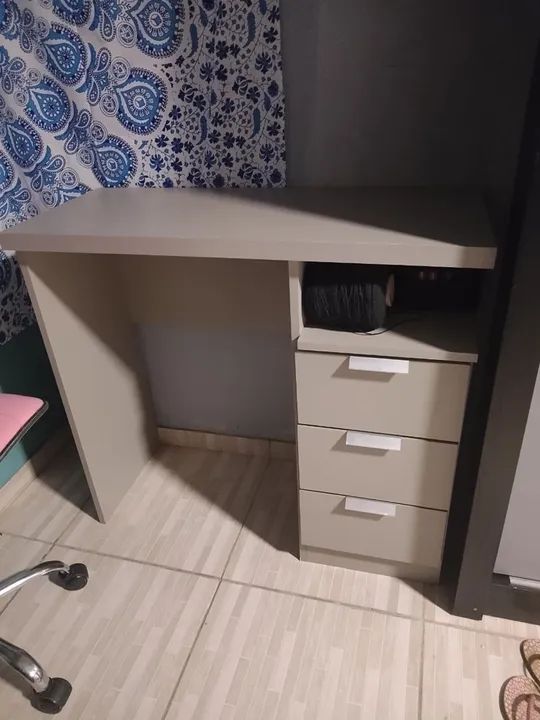 Escrivaninha/ penteadeira 