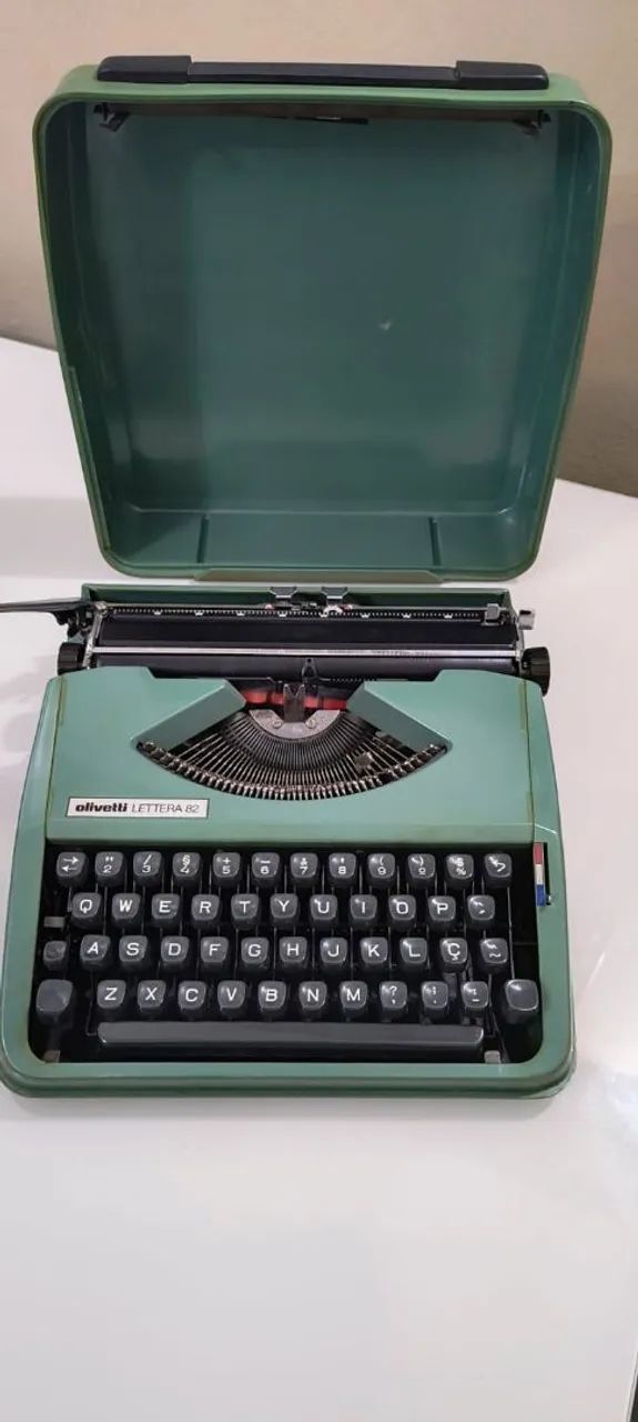 Máquina de Escrever Olivetti Lettera 82