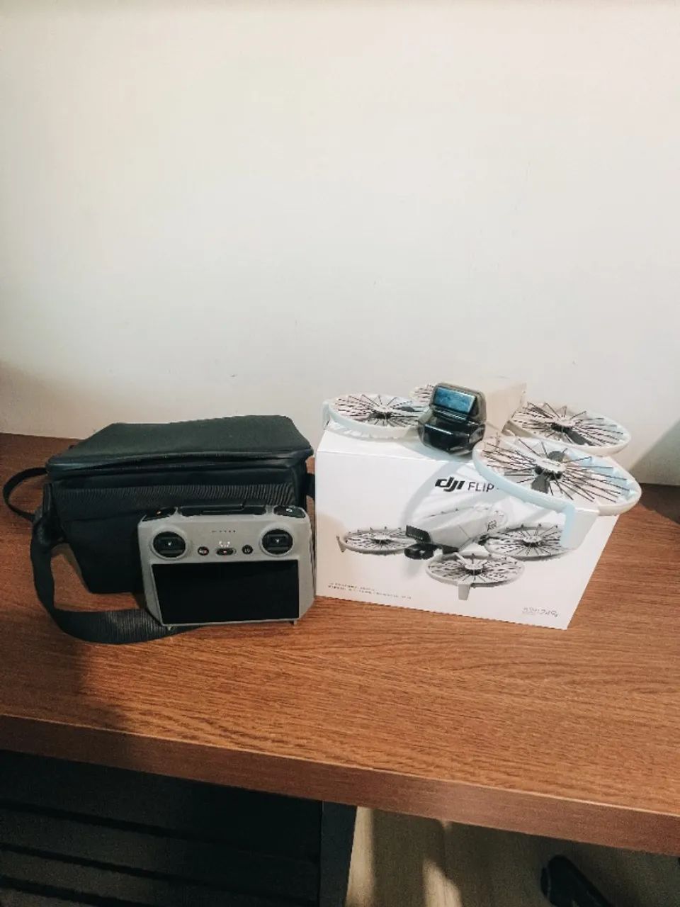 DRONE DJI Flip com Combo Fly More + Controle com tela DJI RC2