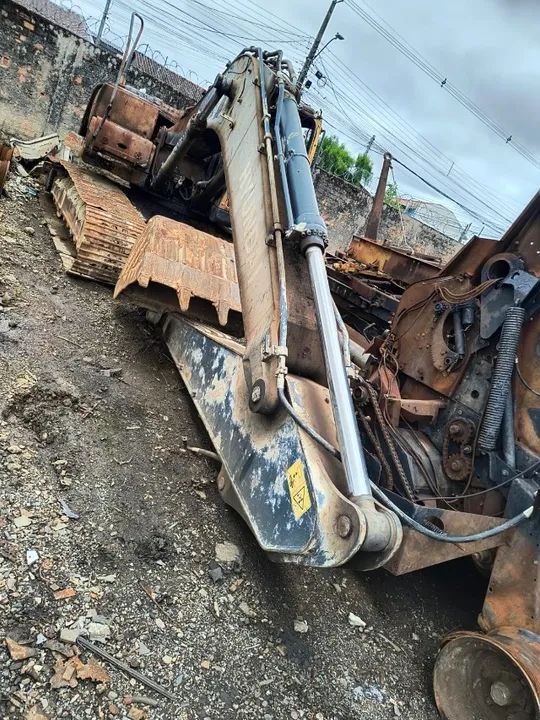 Máquina Escavadeira  Hyundai Robex R220 LC ano 2021 - Foto 6