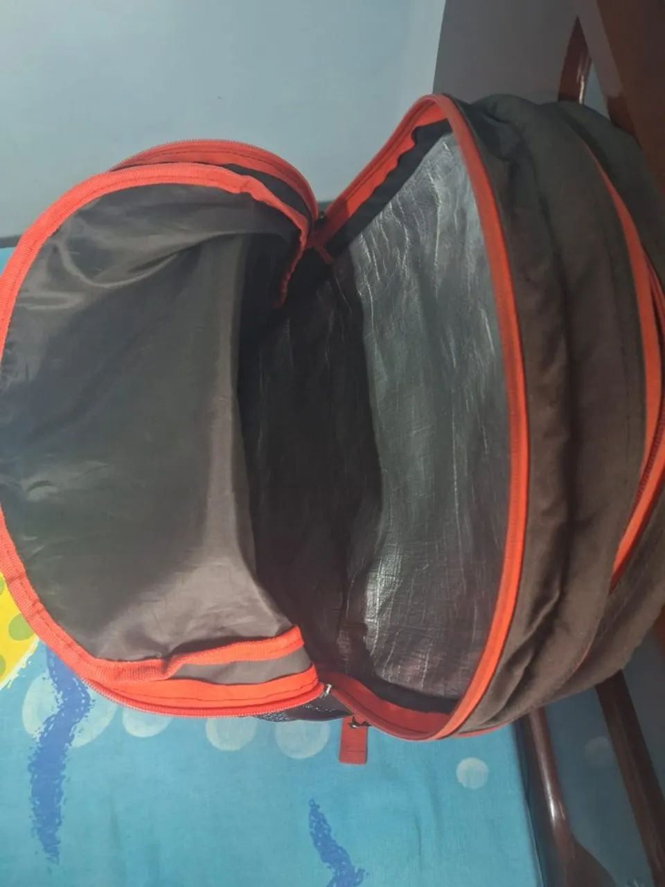 Mochila Globe preta com detalhes em vermelho - Foto 3