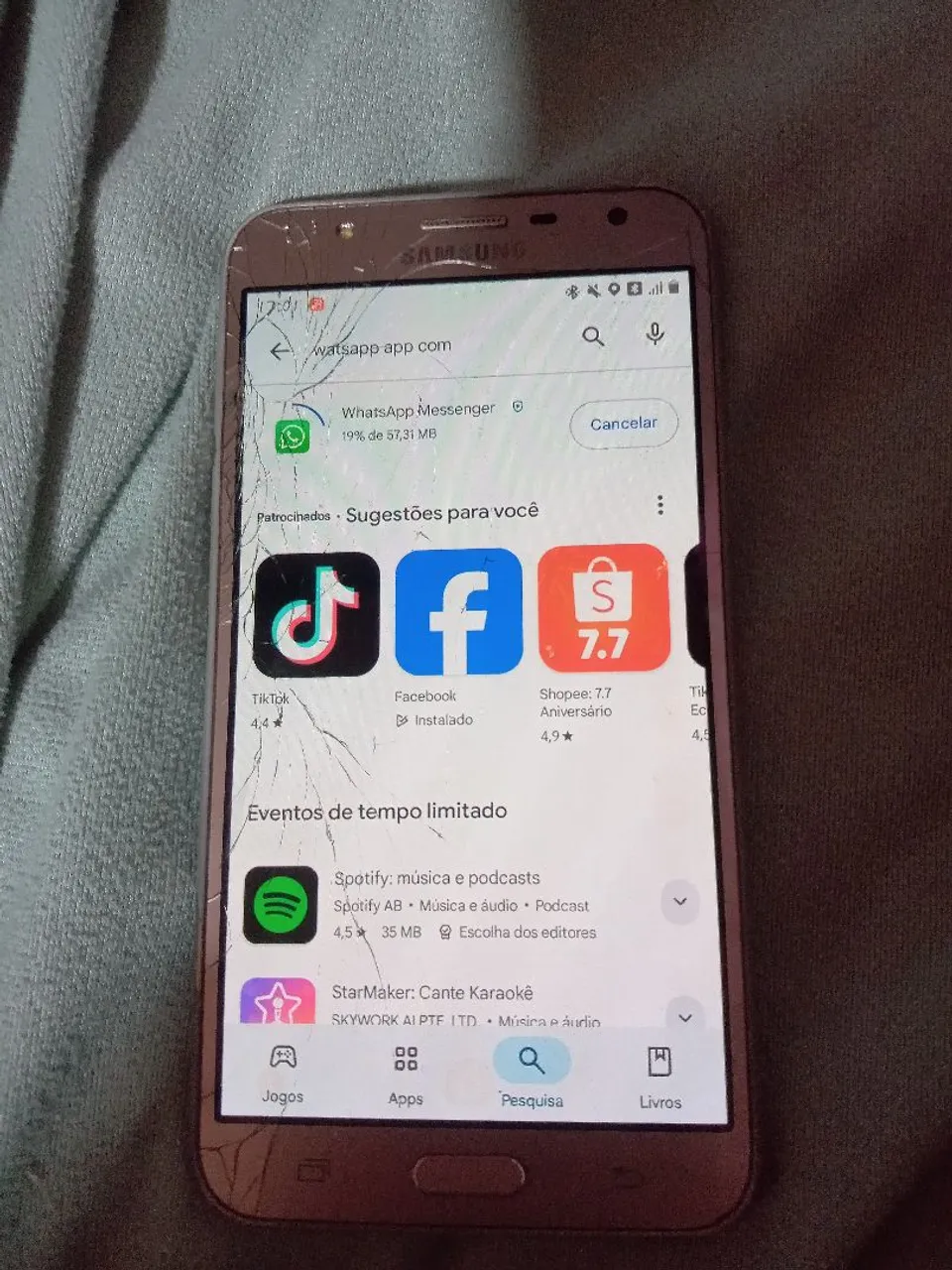 Vendo um celular Samsung