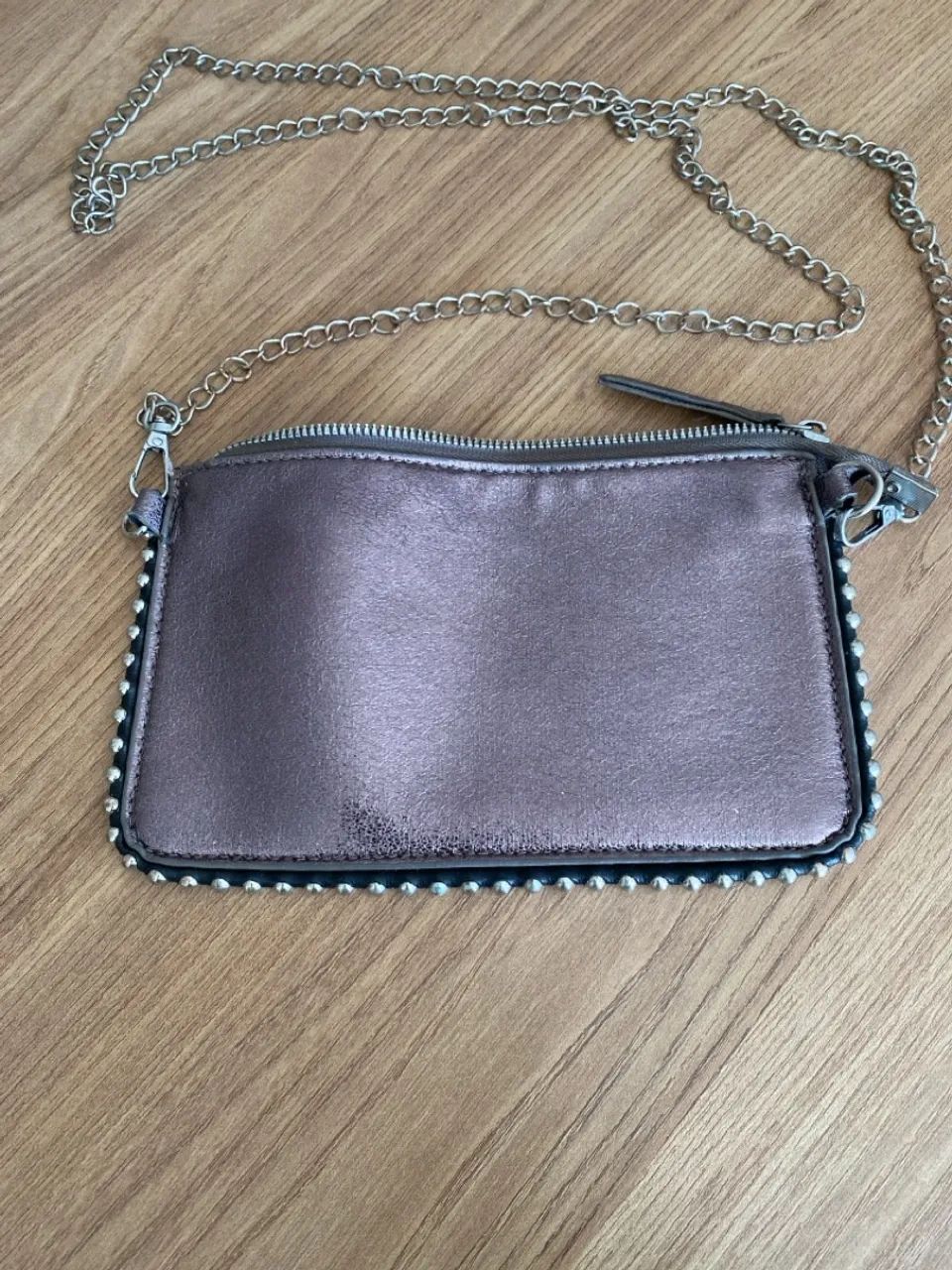 Bolsa de Ombro com Detalhes em Metal