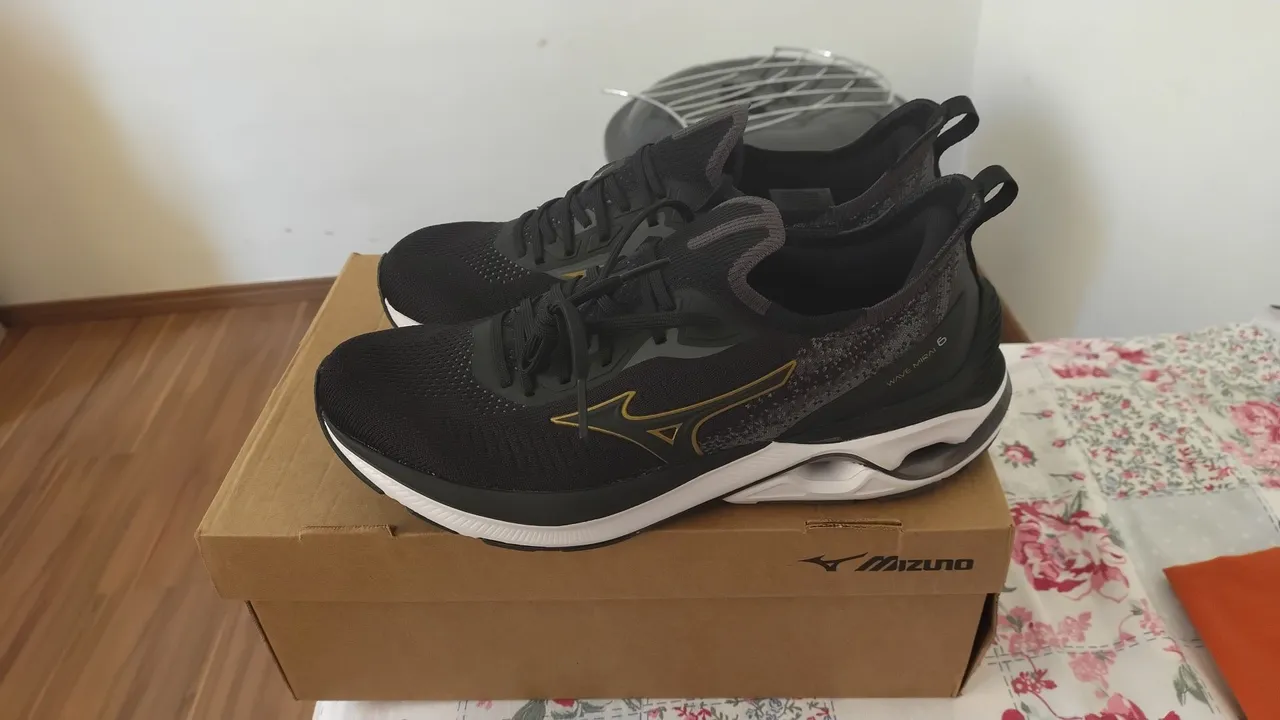 Tênis Mizuno Wave Mirage 6 - Preto e Dourado