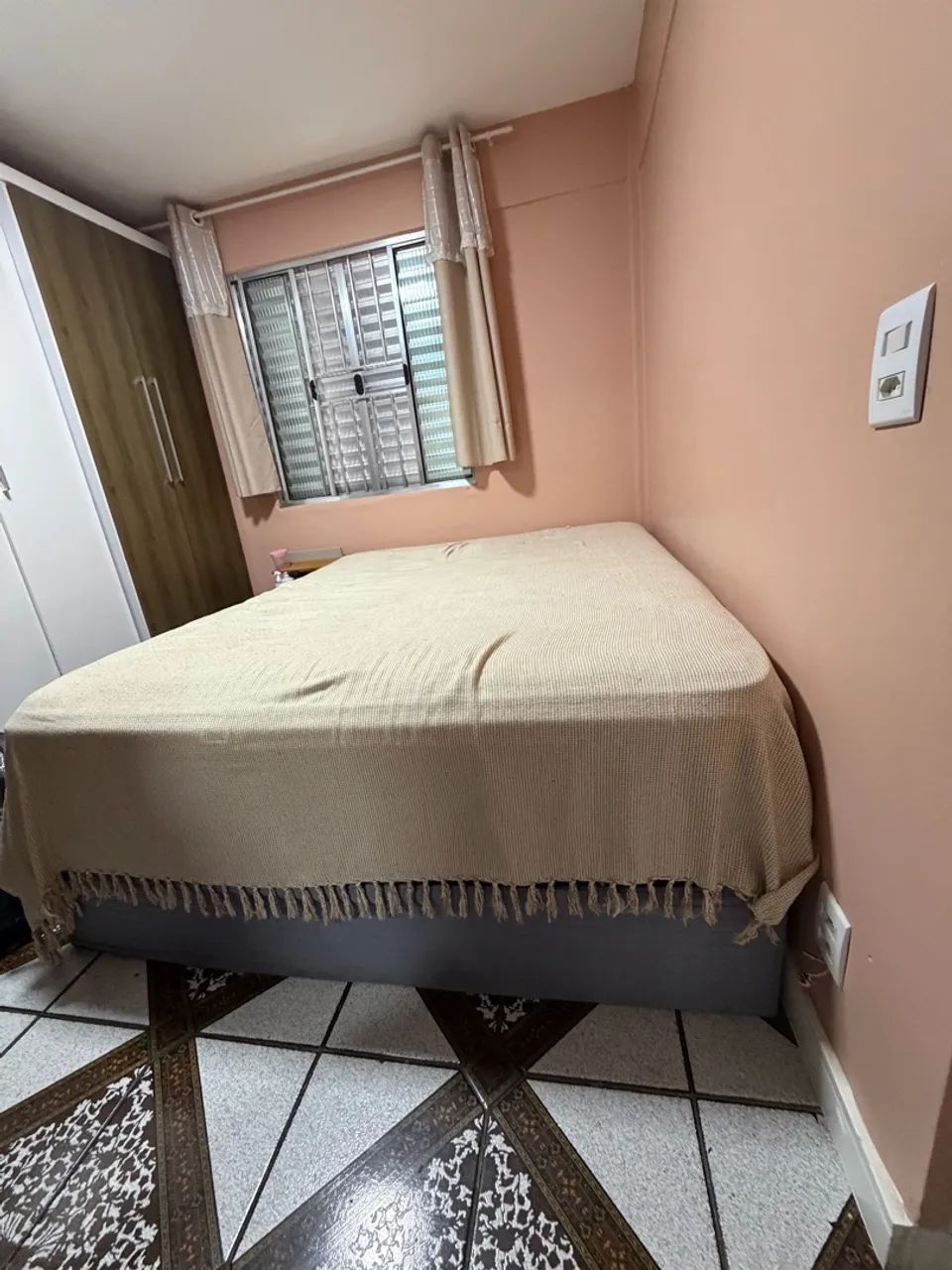 Cama Queen com baú e colchão Ortobom 