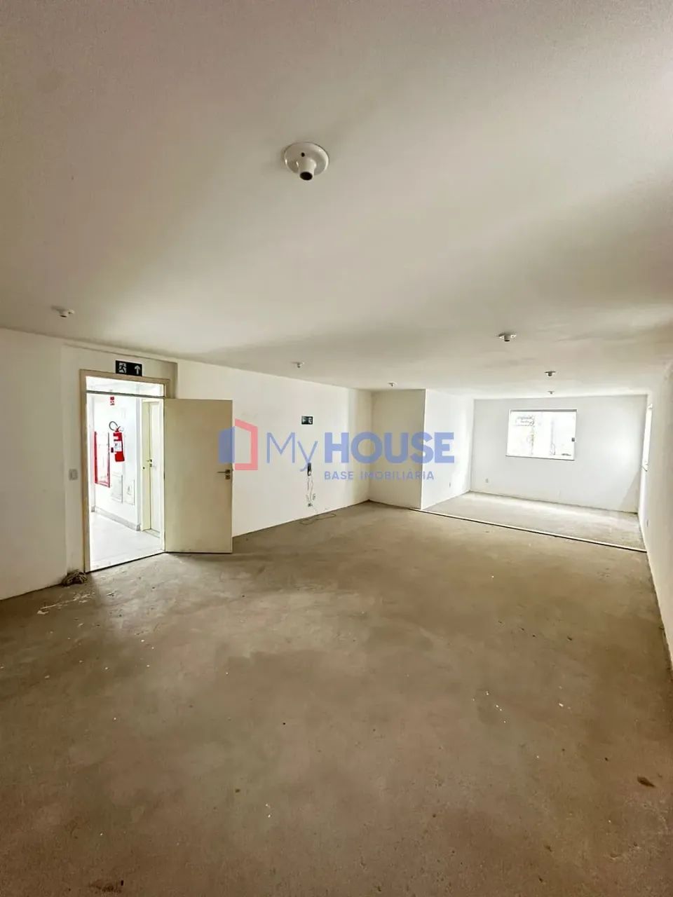 Sala comercial em ótima localização no centro em prédio com elevador para venda e locação, - Foto 4