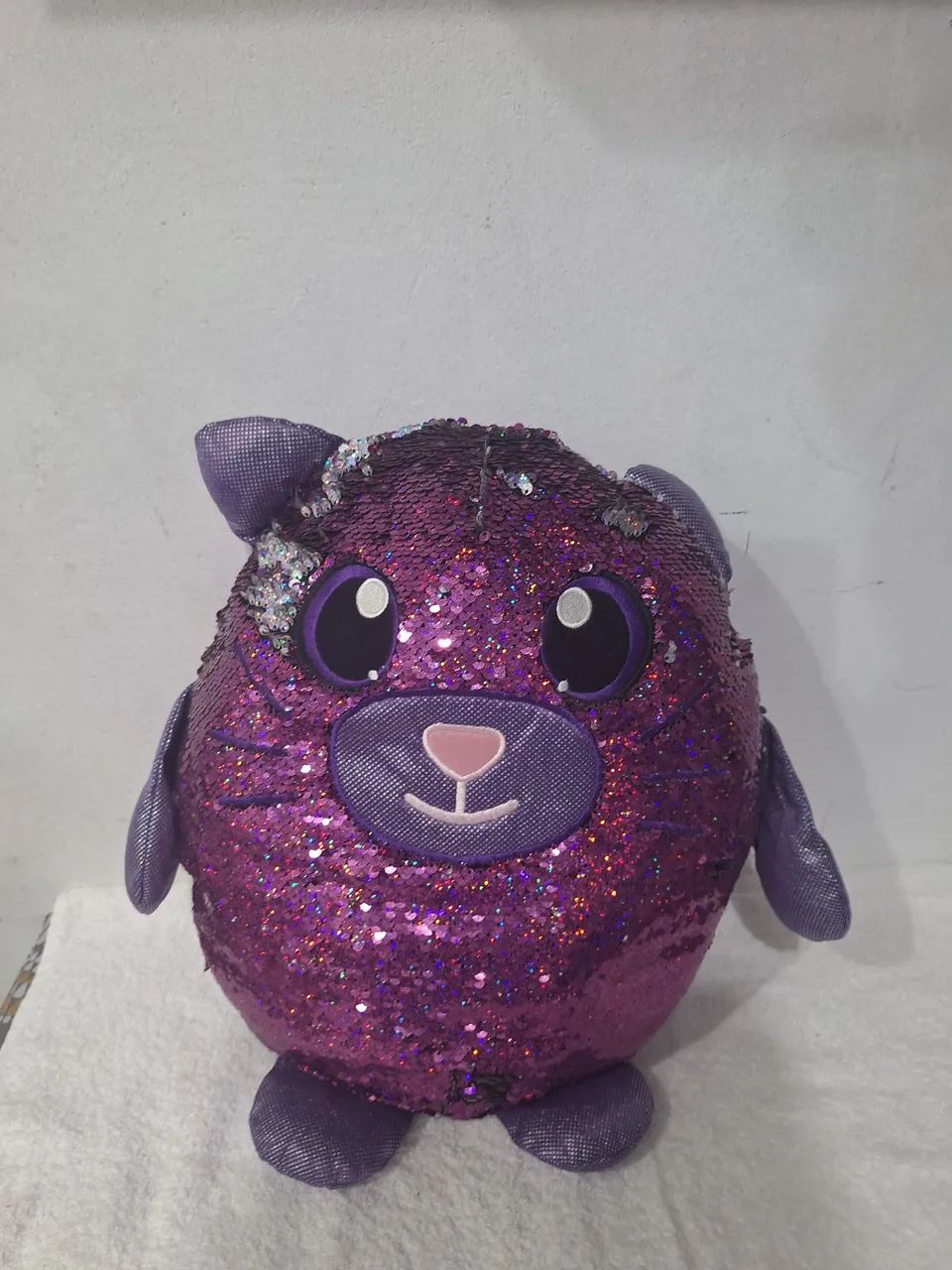 Gatinho de pelúcia com lantejoulas dupla face