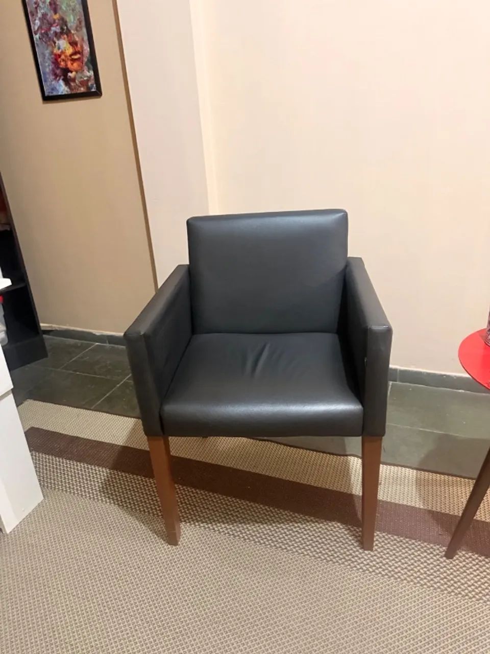 Poltrona Decorativa Preta com Braços Largos