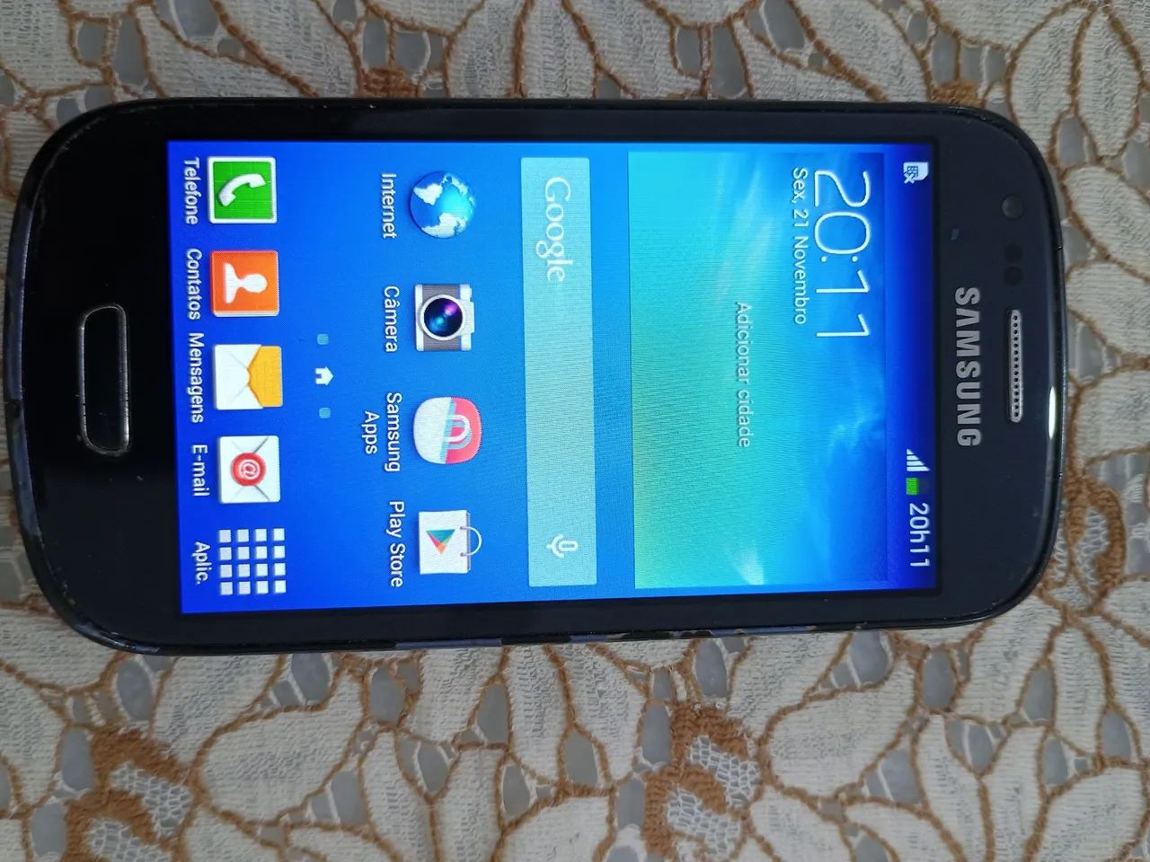 Celular Samsung antigo.