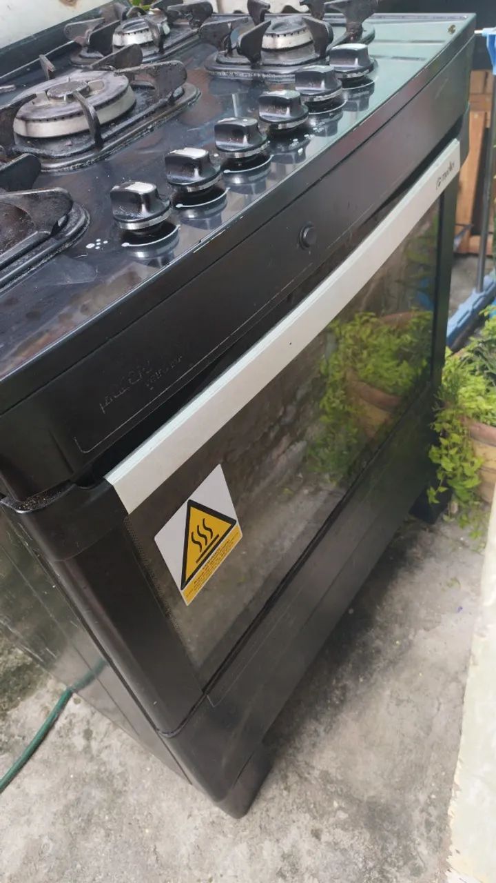 Vendo um fogão de 5 bocas precisa de reparos no mais está inteiro funcionando . - Foto 2