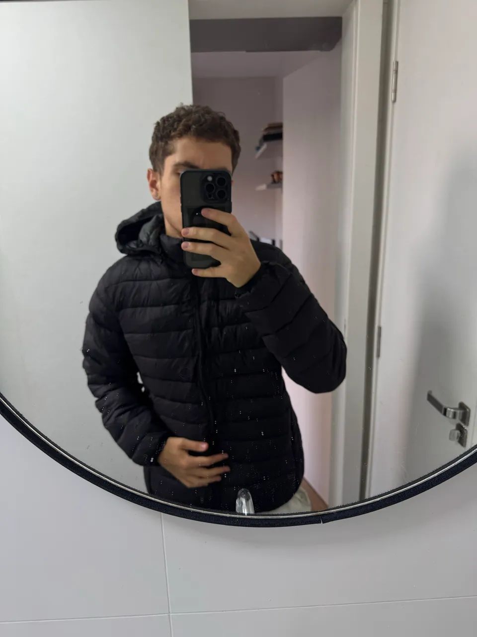 JAQUETA PUFFER PRETA COM CAPUZ - ESTILO E CONFORTO - Foto 4