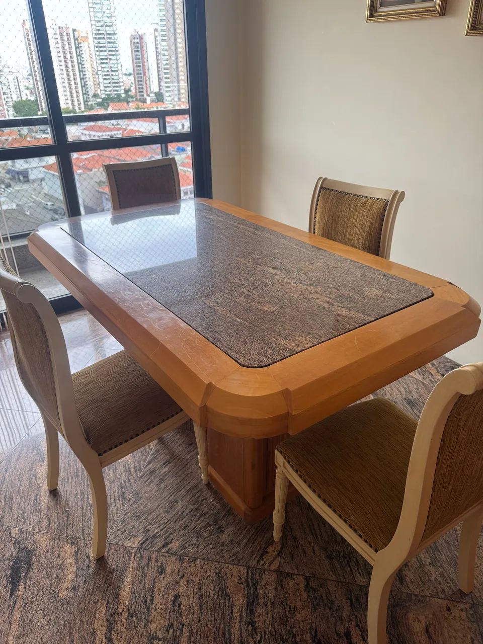 Mesa de jantar de madeira com tampo de mármore 
