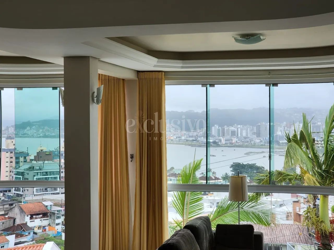 Casa para venda com vista para o mar no Itaguaçu.