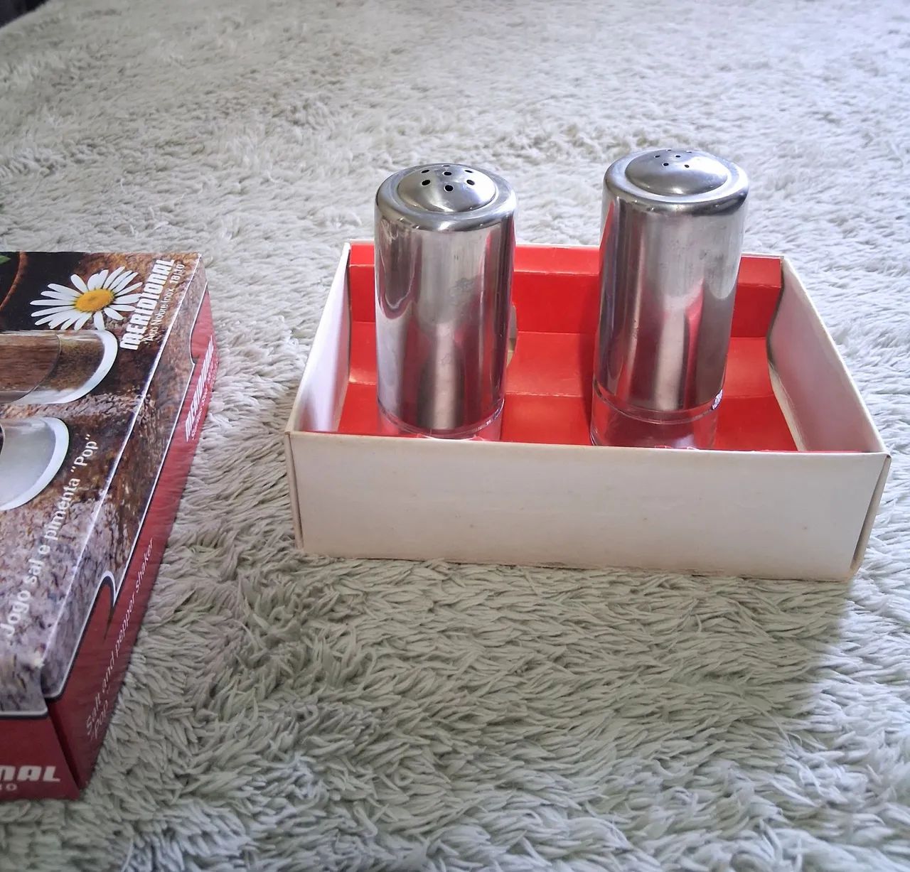 Vendo conjunto antigo de saleiro e pimenteiro de vidro e aco inox  - Foto 4