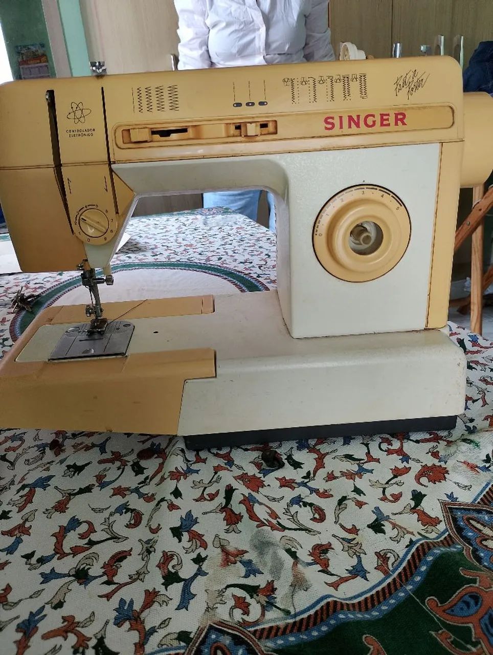 Máquina de costura funcionando perfeitamente 