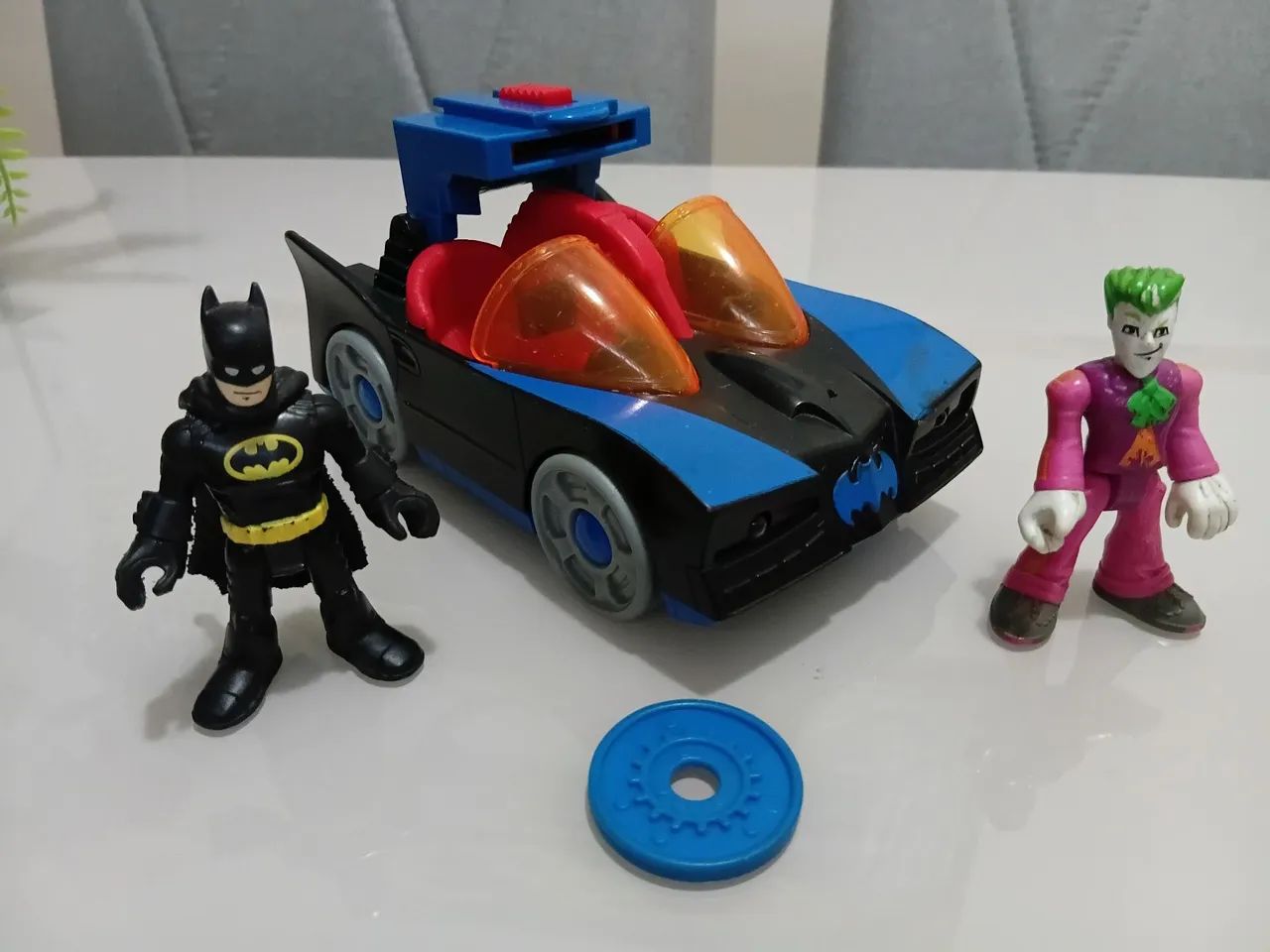Imaginext - Batmovel com batman e coringa,  faróis acendem
