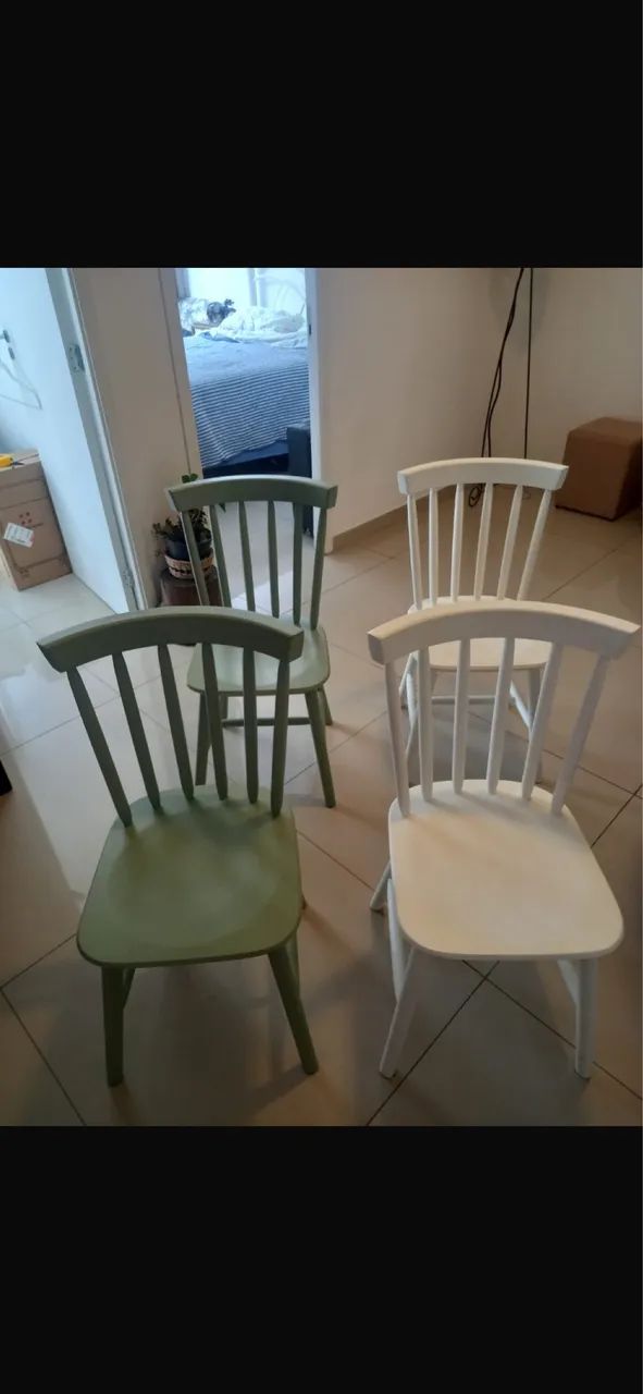 Vendo mesa de jantar e 4 cadeiras