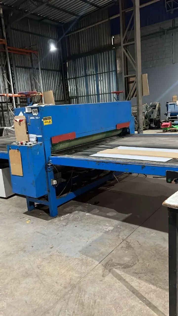 Máquina corte vinco caixas de papelão 