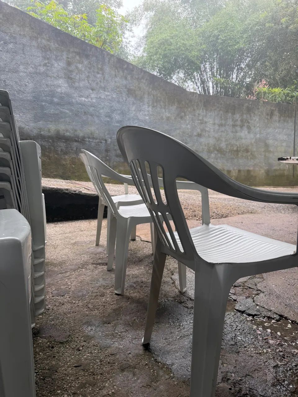 Cadeira de plastico branca com encosto de braço - Foto 2