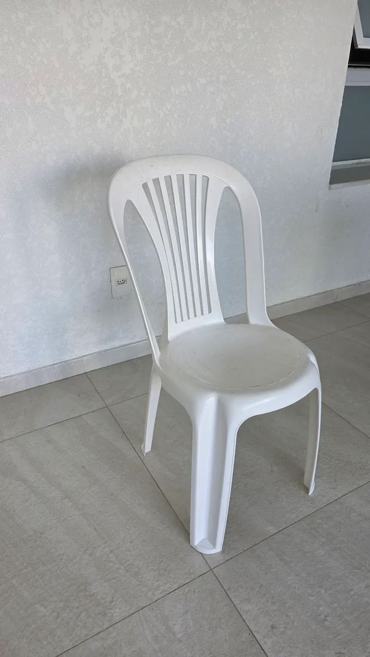 Cadeira plástica branca 