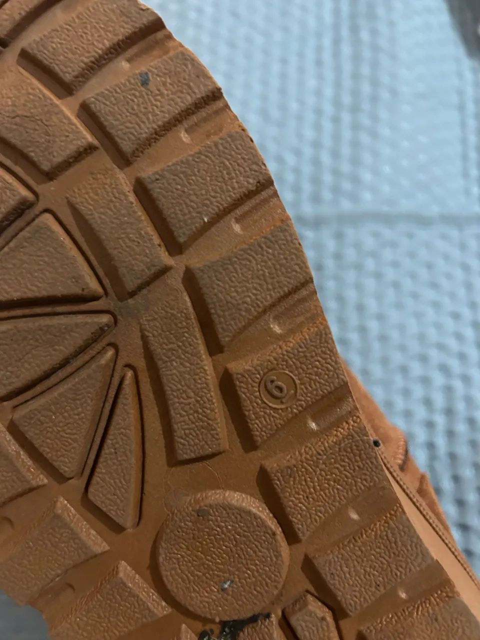 Bota de camurça estilo UGG - Foto 3