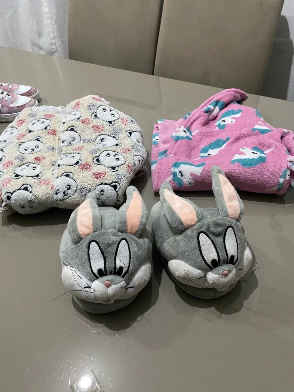 Roupas e pijamas menina 