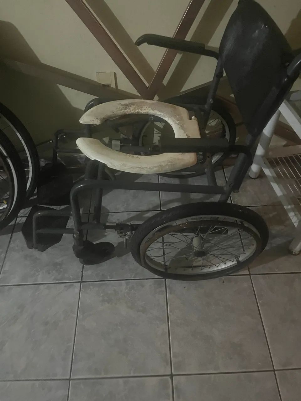 Vende-se três cadeiras de roda