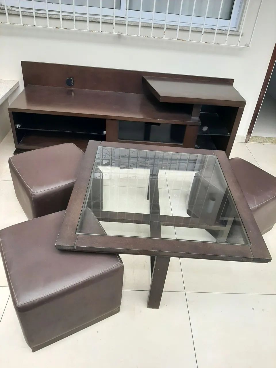 OPORTUNIDADE Rack, mesa de centro com 3 pufs 