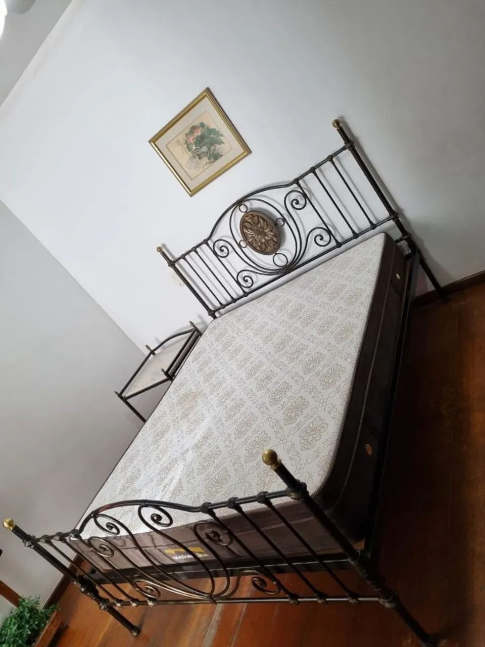 Cama King Size com 2 Criados Mudos e Colchão  - Foto 2
