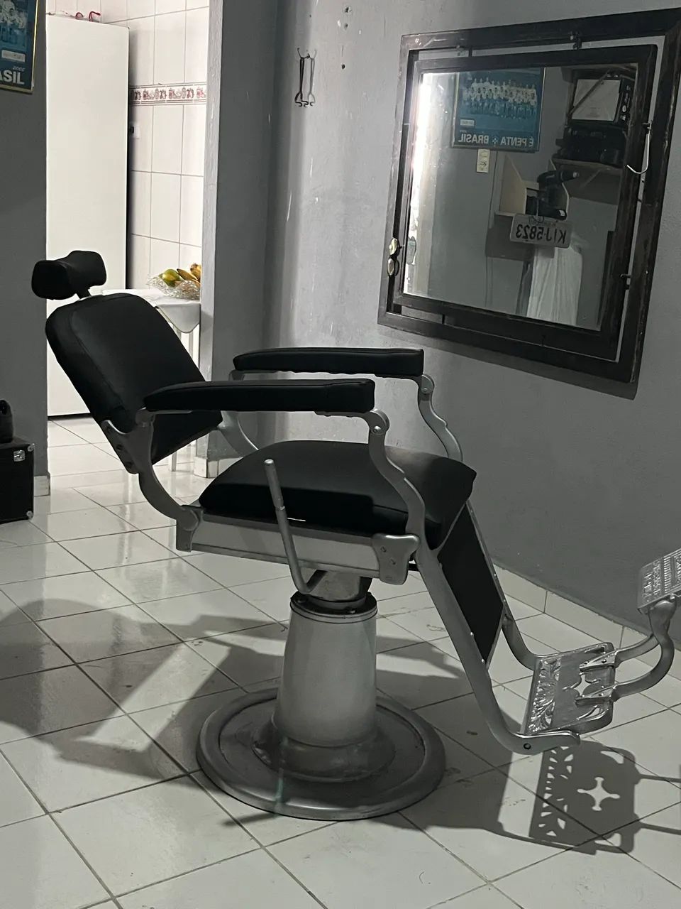 Cadeira de barbeiro, antiga  - Foto 3