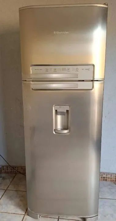 Geladeira semi nova em perfeito estado 950$$  - Foto 3