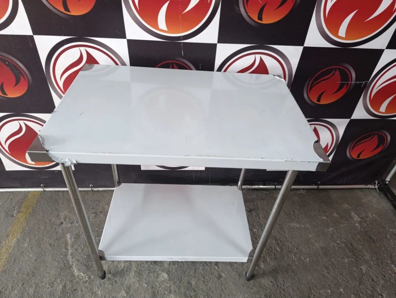 Mesa lisa com prateleira inferior nova sem uso  - Foto 5