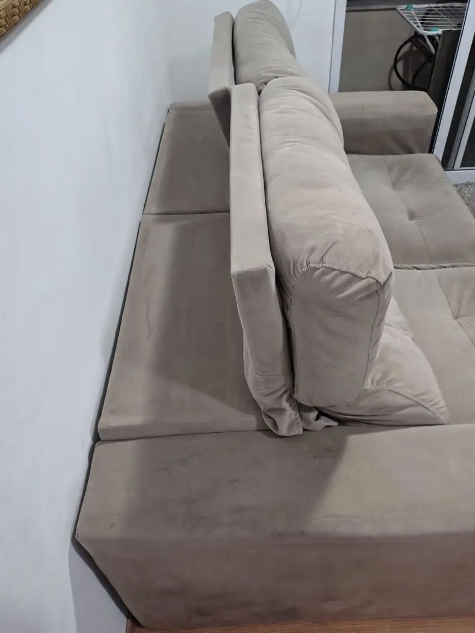Sofá retrátil reclinável Suede bege  - Foto 2