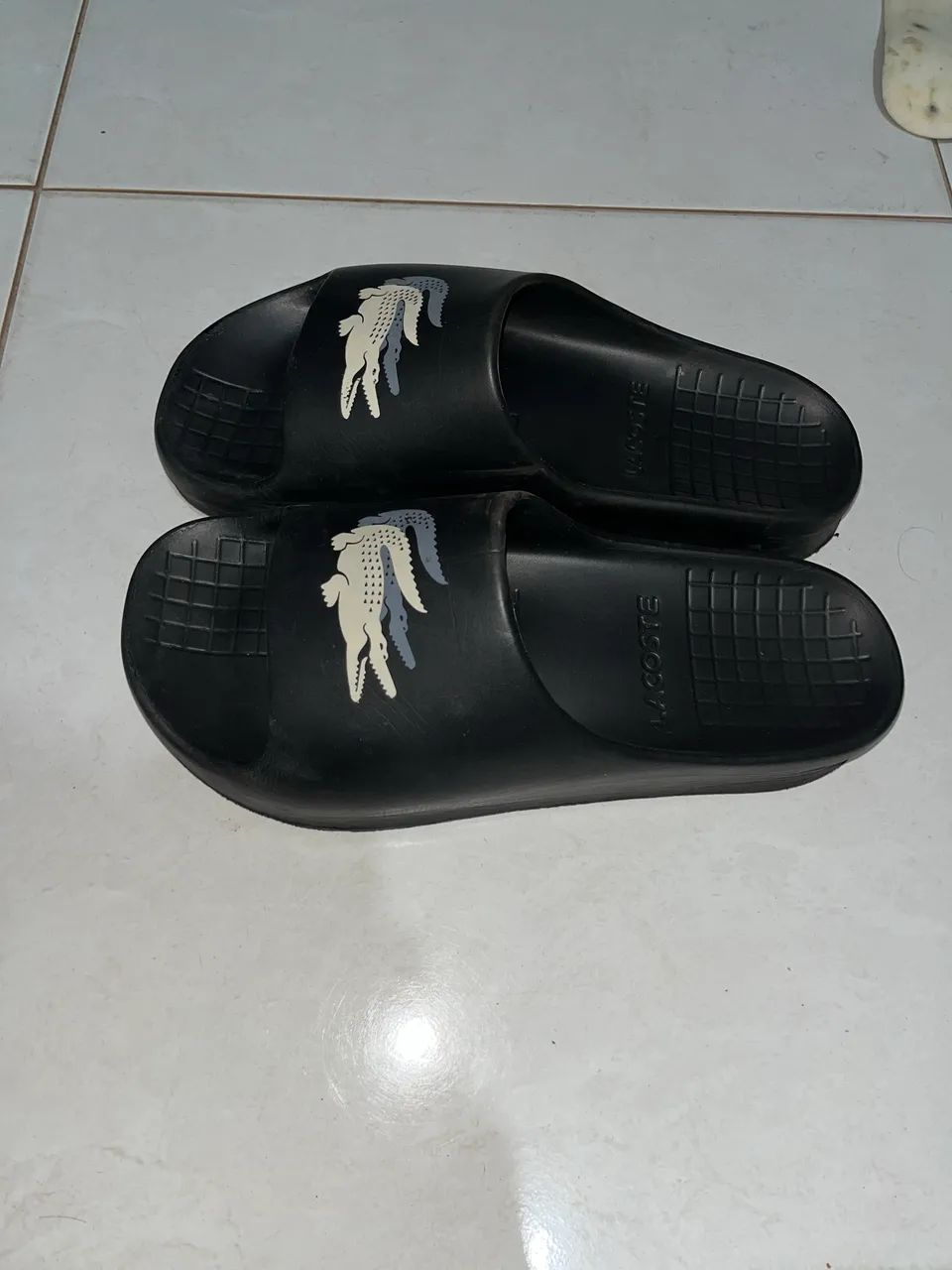 Chinelo slide Lacoste  - Foto 3
