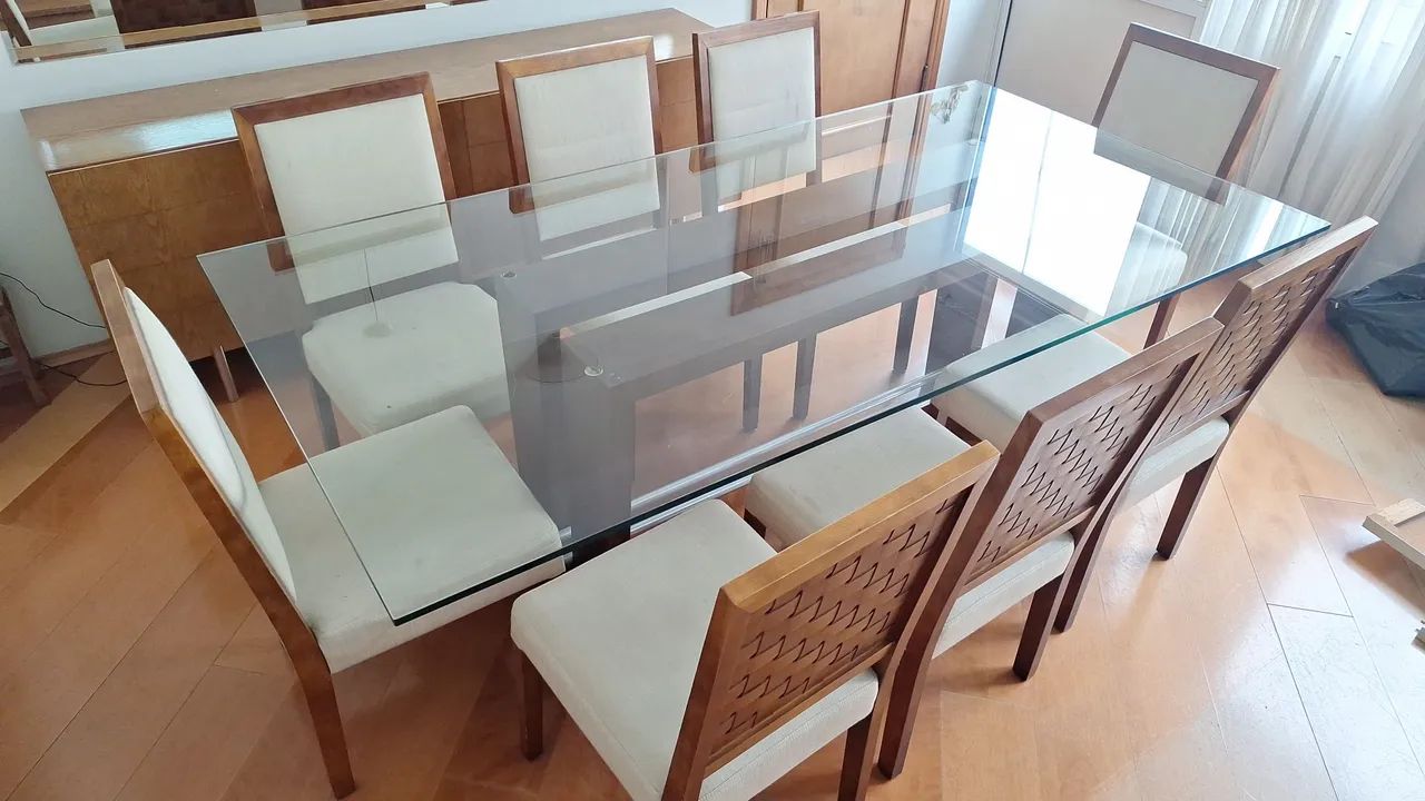 Mesa de jantar com 8 cadeiras 