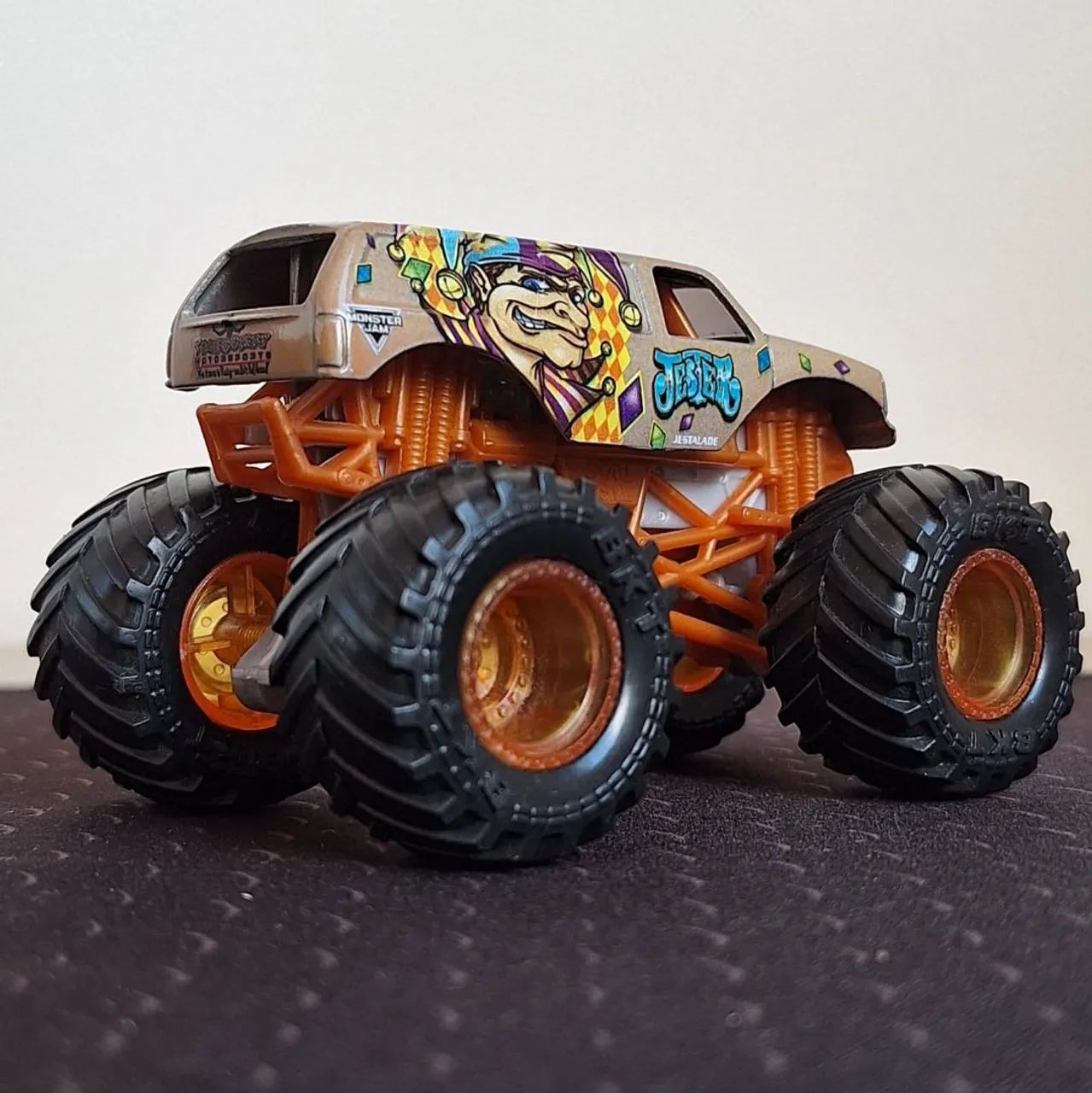 Monster Jam 1:64 Color Change - Mohawk Warrior vs Jester