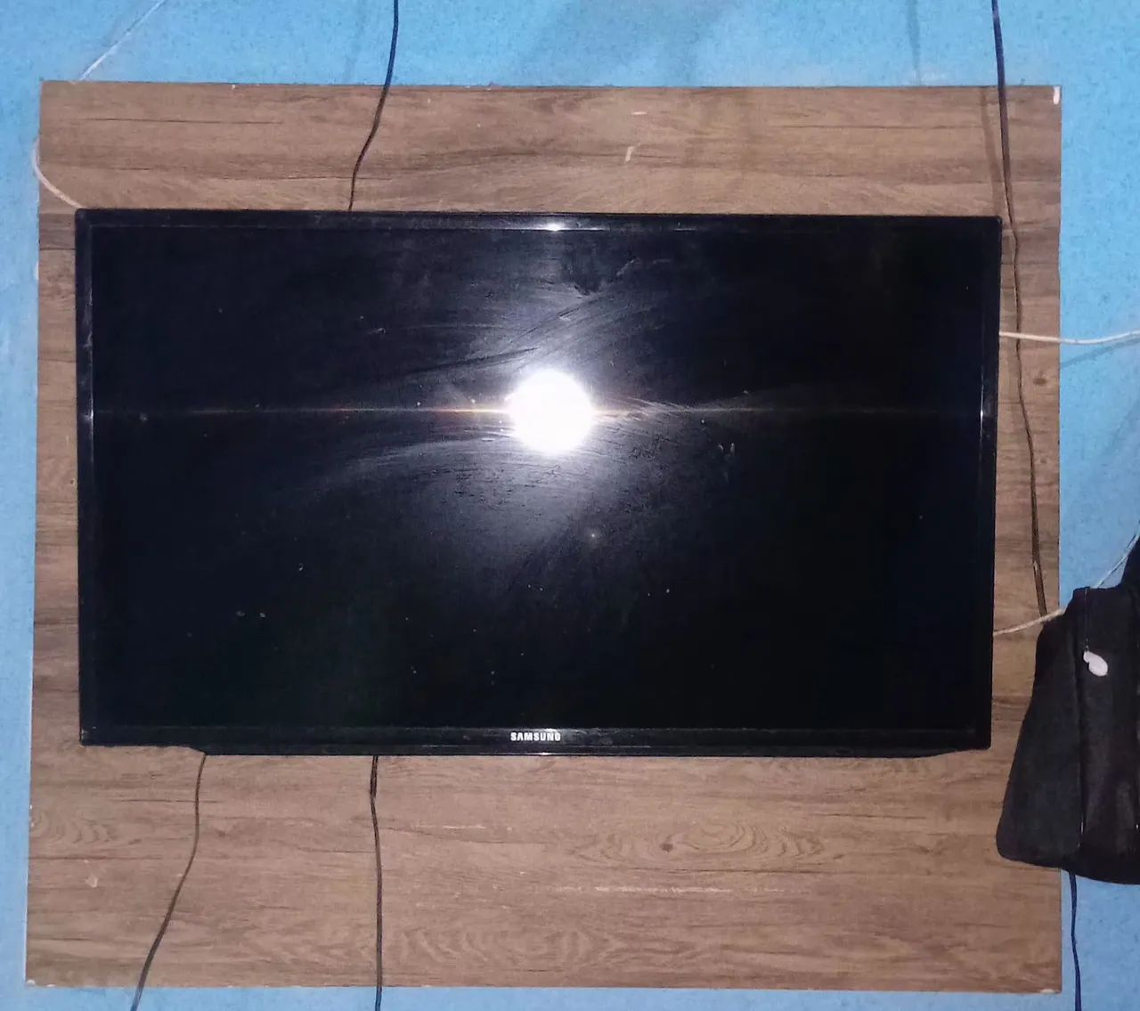Televisão TV 40 Polegadas + Painel de Parede