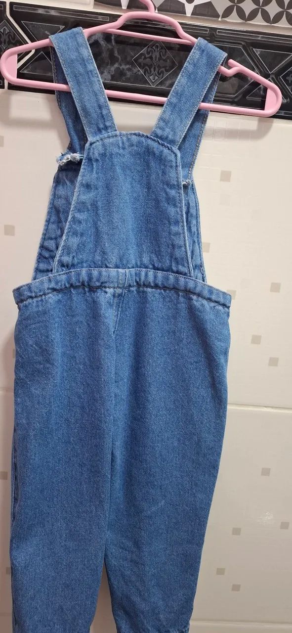 Macacão jeans bebe tamanho M e conjunto moletom  - Foto 4