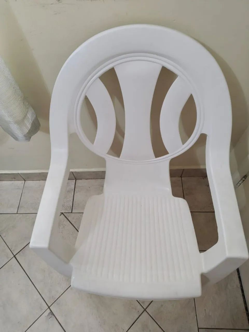 Cadeira branca tamanho GG 
