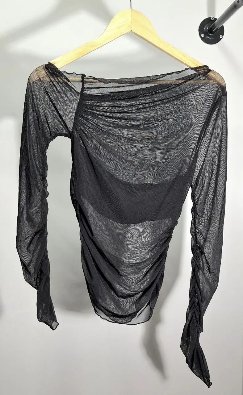 Blusa Tule Transparência Preta Drapeada Manga Longa Asimétrica