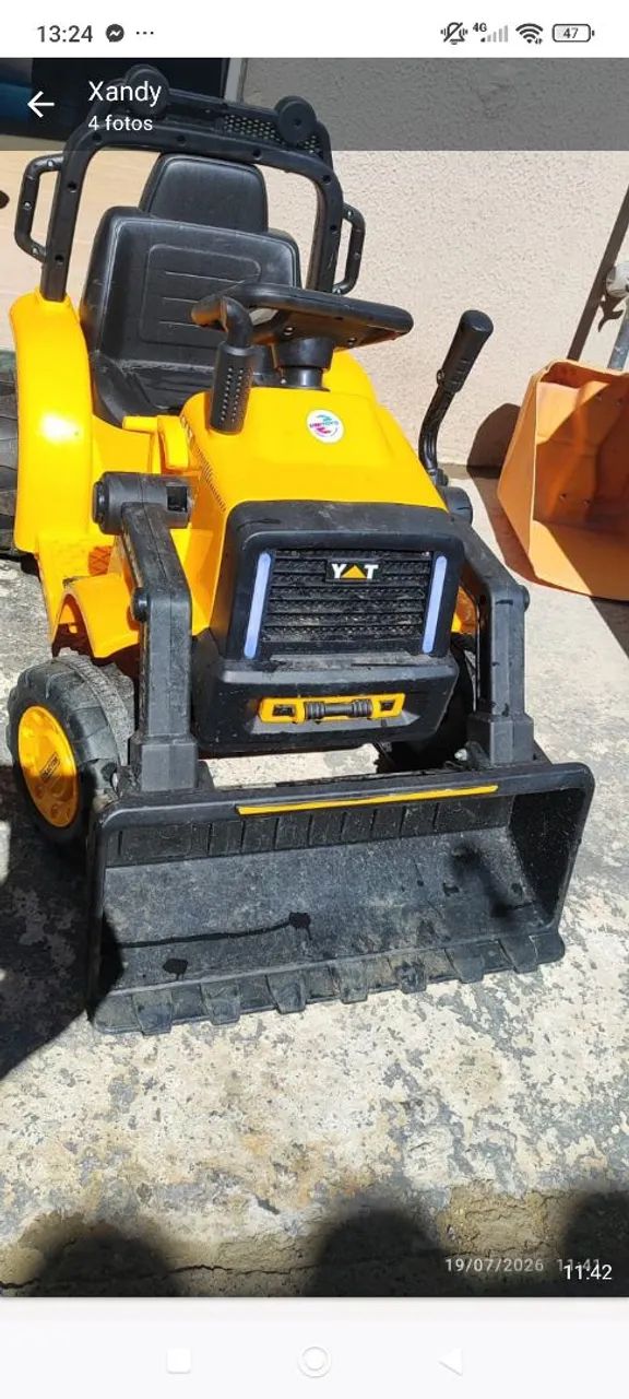 Trator de brinquedo semi novo 