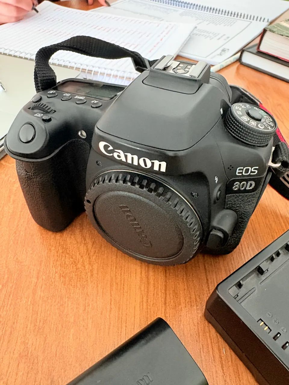 Câmera Canon EOS 80D + Lente 18-135mm + Kit Completo - Câmeras e