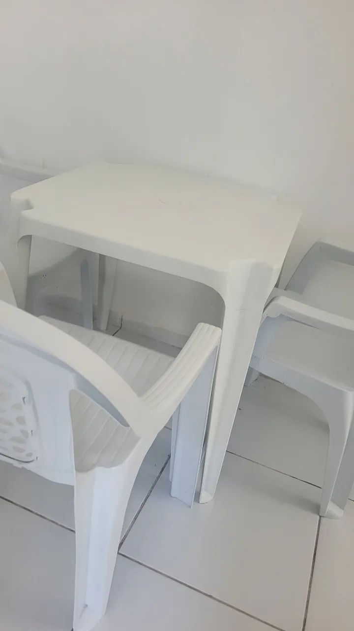 Conjunto de mesa com 3 cadeiras de plástico (tipo poltrona) - Foto 4