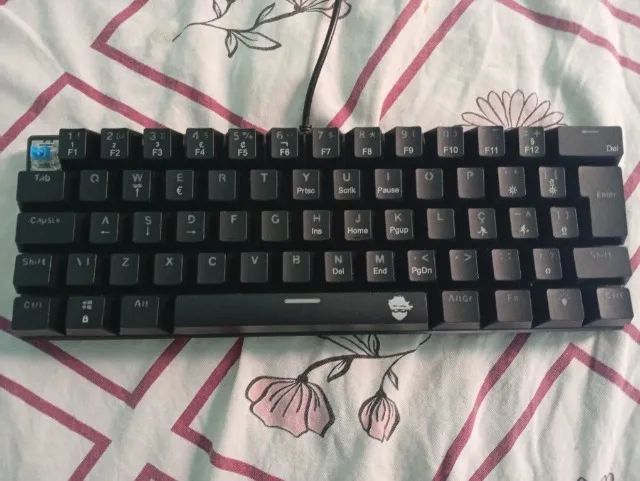 Vende-se teclado mecânico switch azul e microfone de celular 