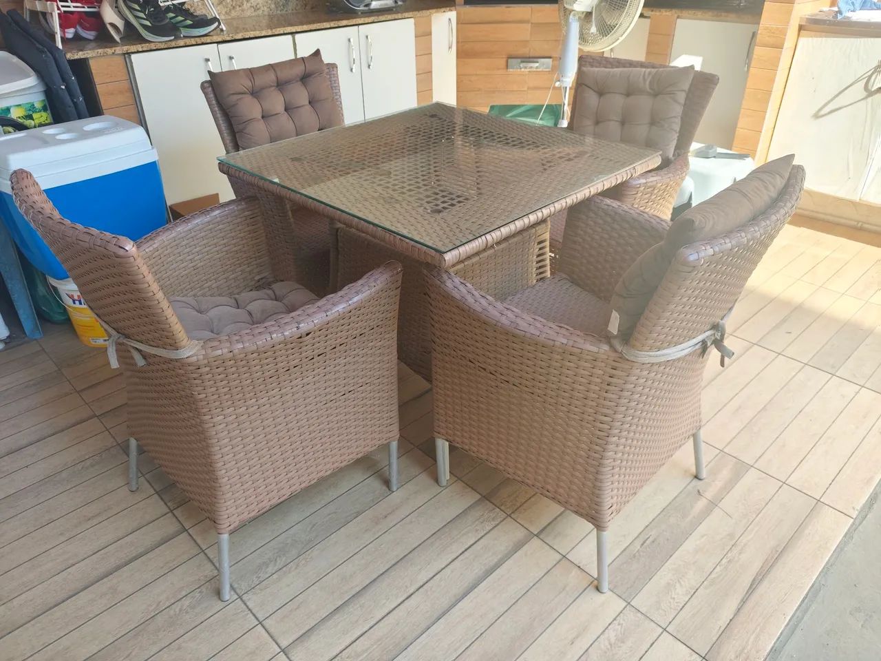 Mesa de vidro + 4 cadeiras de palha