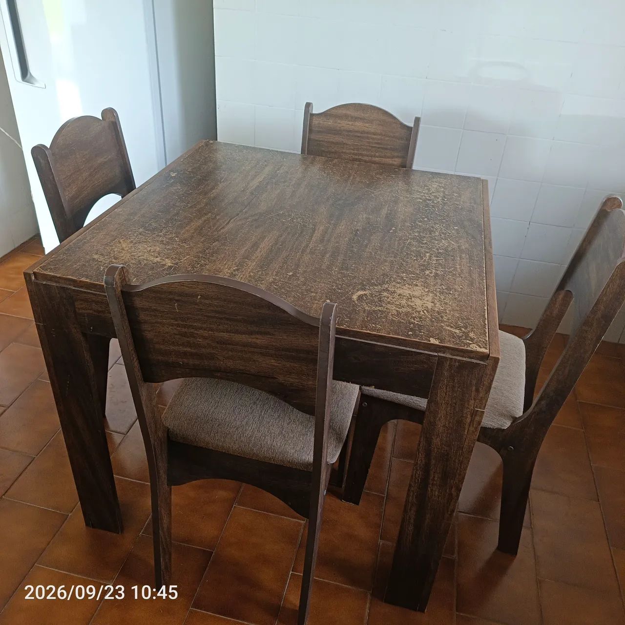 Mesa madeira com 4 cadeiras 