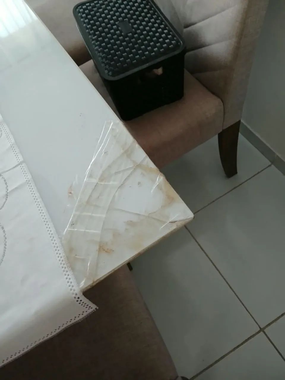 Vendo mesa com 6 cadeiras. - Foto 2