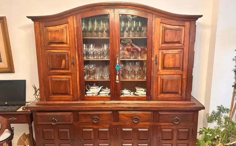 Cristaleira com buffet clássica de madeira macicça