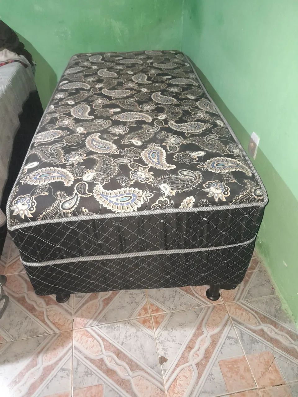 Vendo cama souteiro bem novinha 