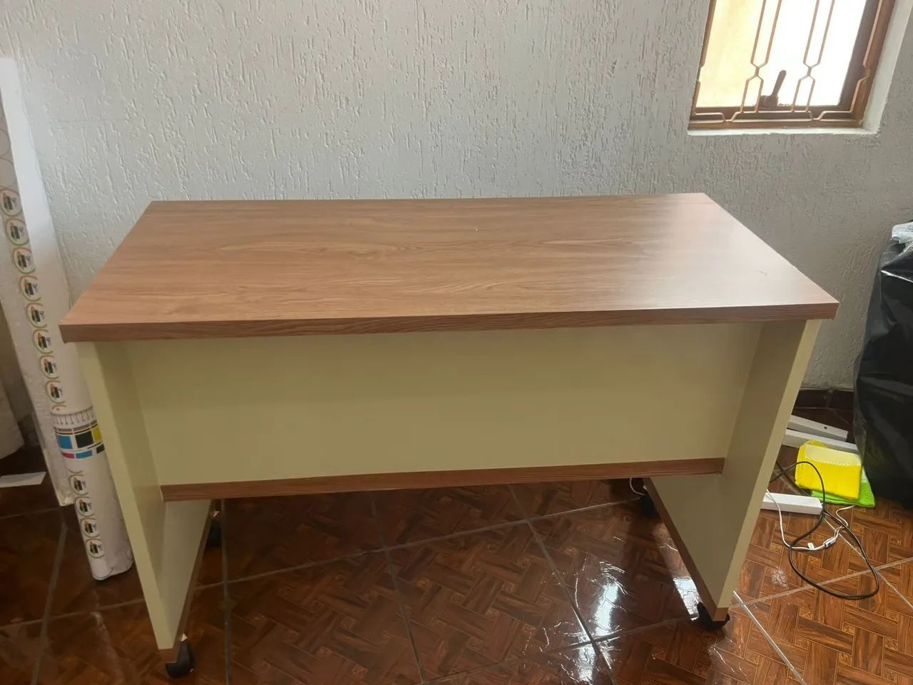 Mesa de escritório com rodinhas 